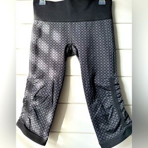 Lululemon The Flow Capri Rushed Seamless Athletic Yoga Leggings Grey Black. Sz 8